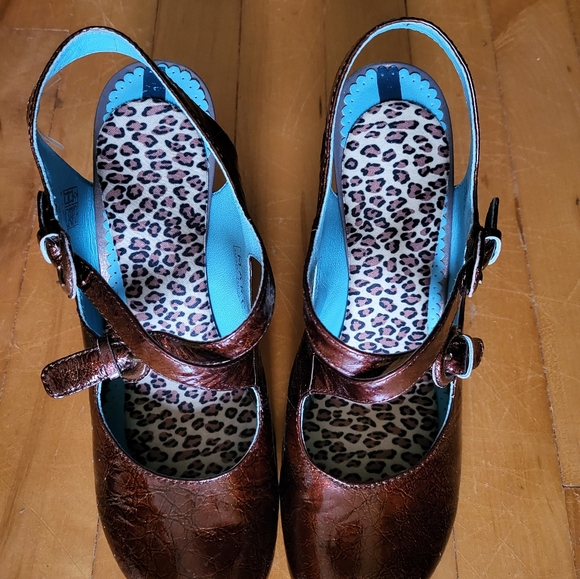 Marc. Size 9/40 Bronze patent criss-cross maryjane heels. - Picture 4 of 4